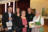 Hochburg-Ach verwöhnt uns mit edlem Wein und Heimatbuch.